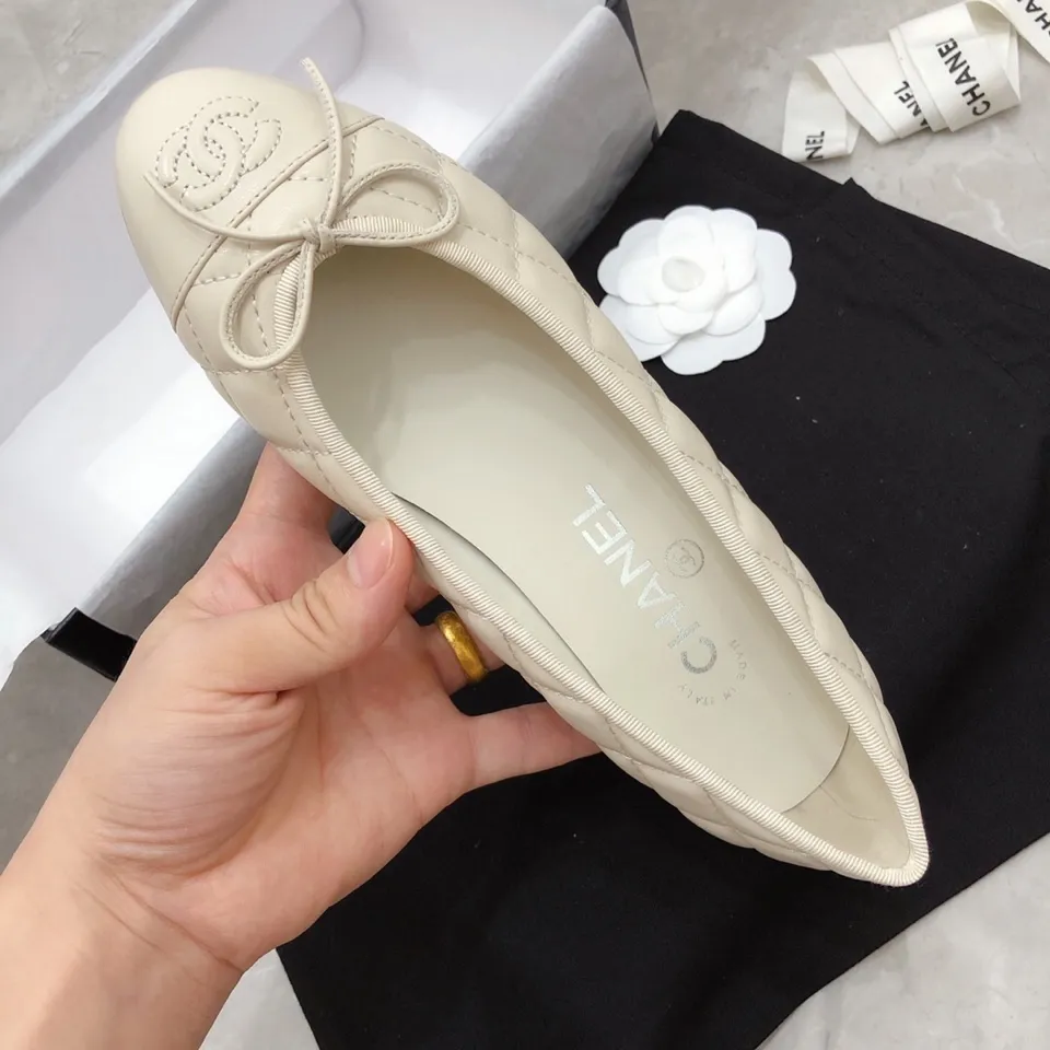 👟👟Ex-factory price 440👟👟 Chanel has been upgrading Chanel shoes ~ 2021ss top version HK overseas purchasing original cut at 1:1 Chanel Chanel Eternal Classic Bow Round Toe Ballet Shoes There are not many good quality, truly no pressure to enter and exit the counter. Regardless of the last type, leather material selection, and manufacturing process, they are all genuine craftsmanship and very sophisticated. ◾️Fabric: Mixed sheepskin imported from Italy ◾️Lining: Imported sheepskin (sweat-absorbent and soft) ◾️Sole: Italian special A-grade genuine leather sole (not ordinary thin sole in the market) ◾️Size: 35-39 [34 40 41 42 43 customization is not returnable]
